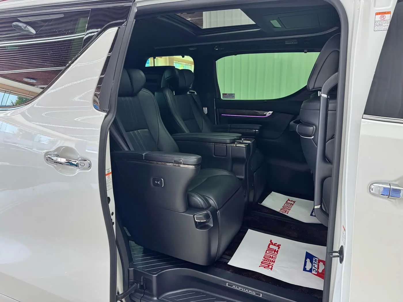 Toyota Alphard 2019 — Photo 18/20