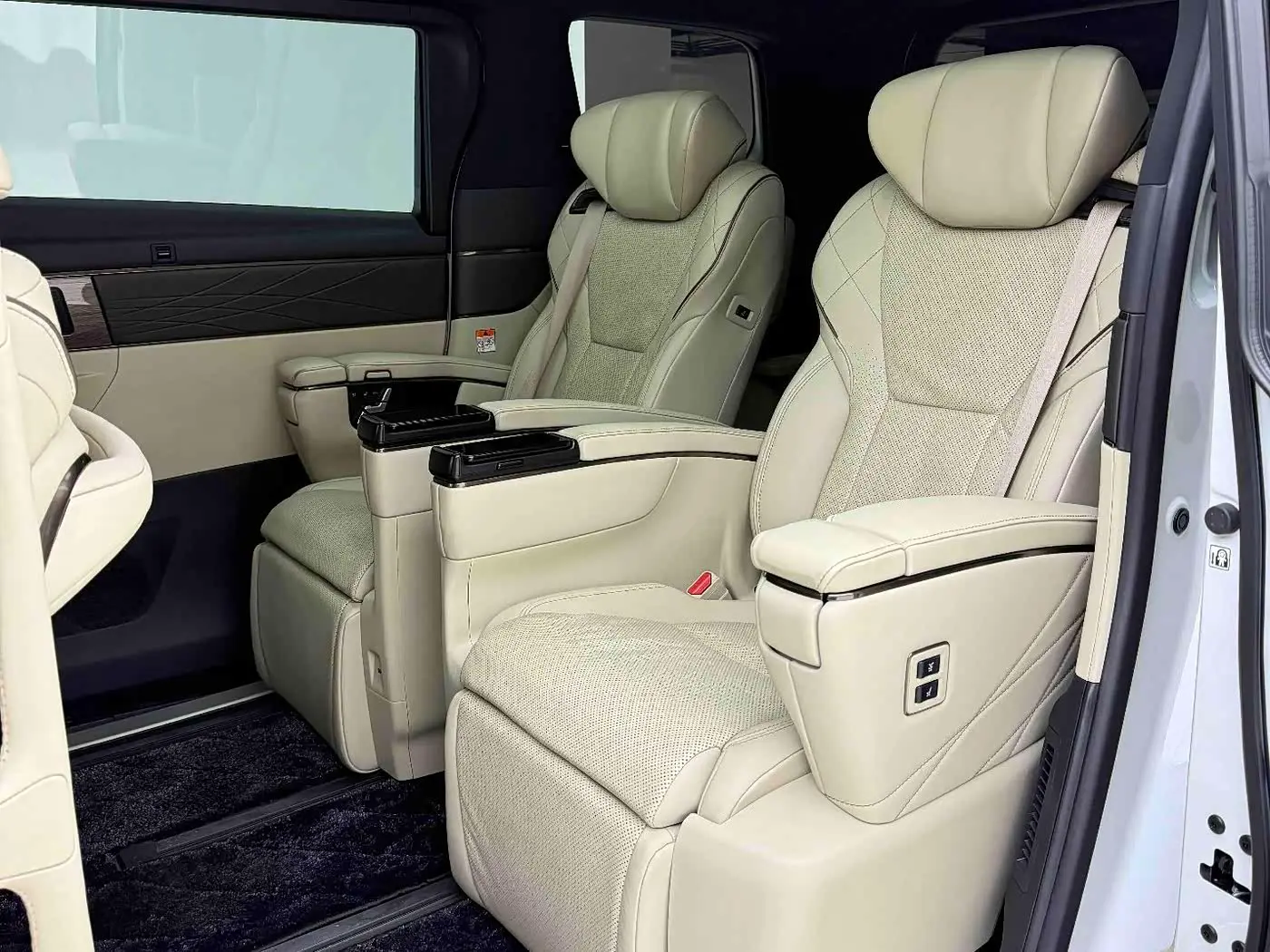 Toyota Alphard 2023 — Şəkil 5/9