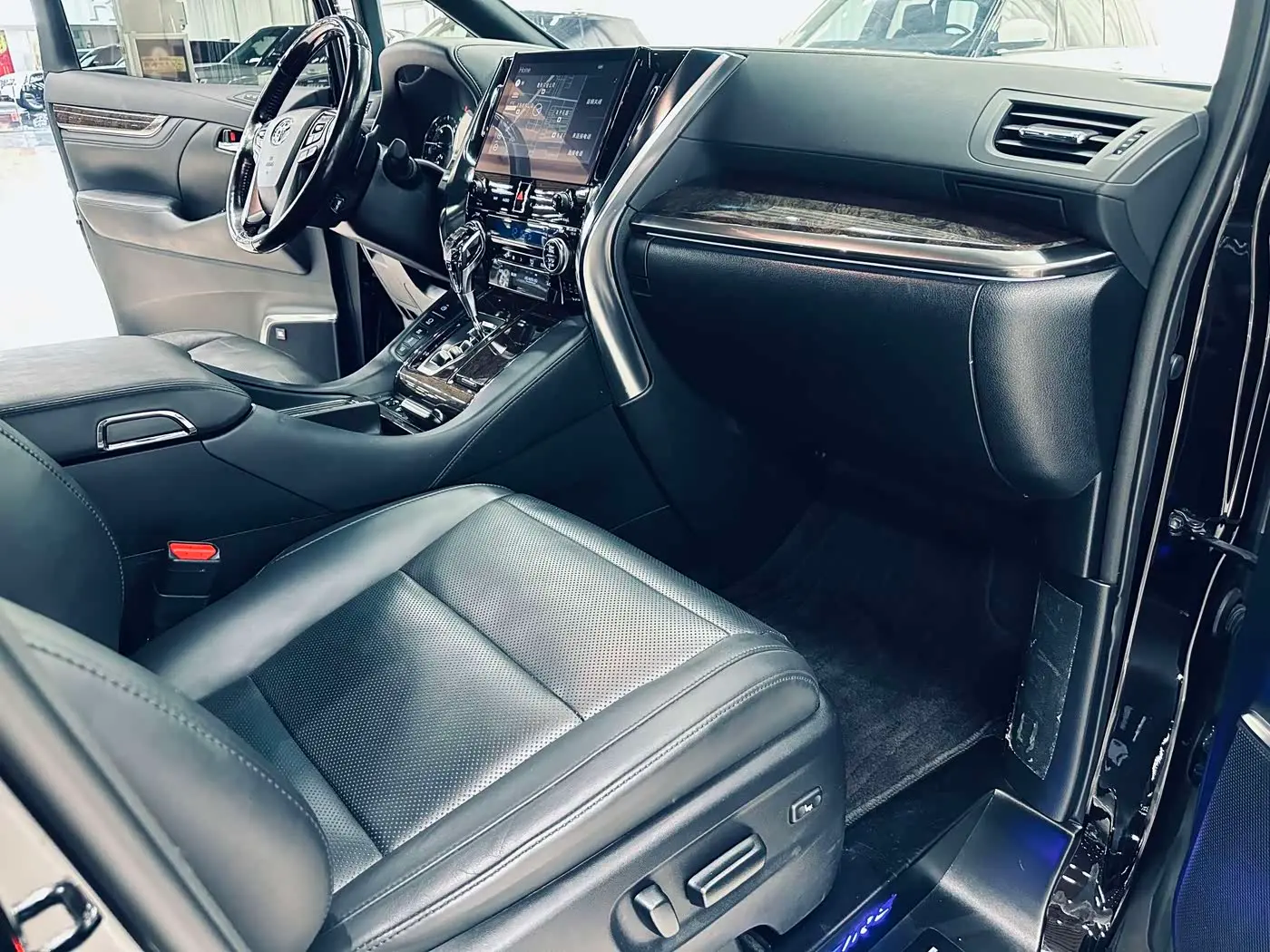 Toyota Vellfire 2022 — Фото 6/20