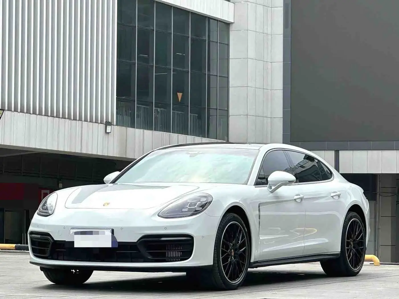 Porsche Panamera 2023 — Фото 1/18