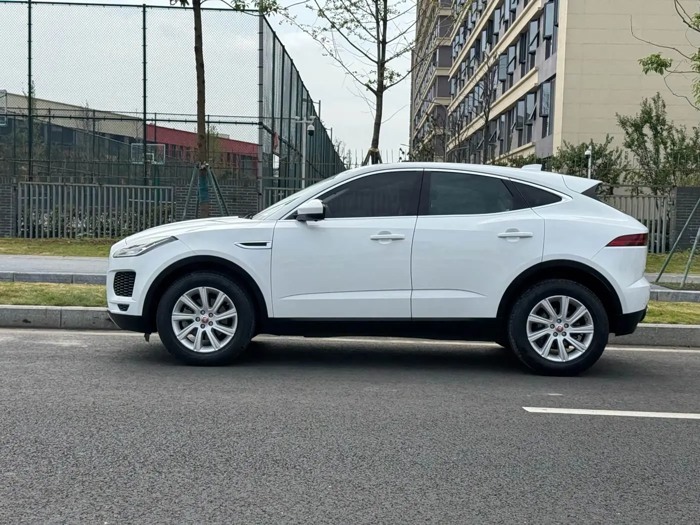 Jaguar E-PACE 2018 — Фото 16/18