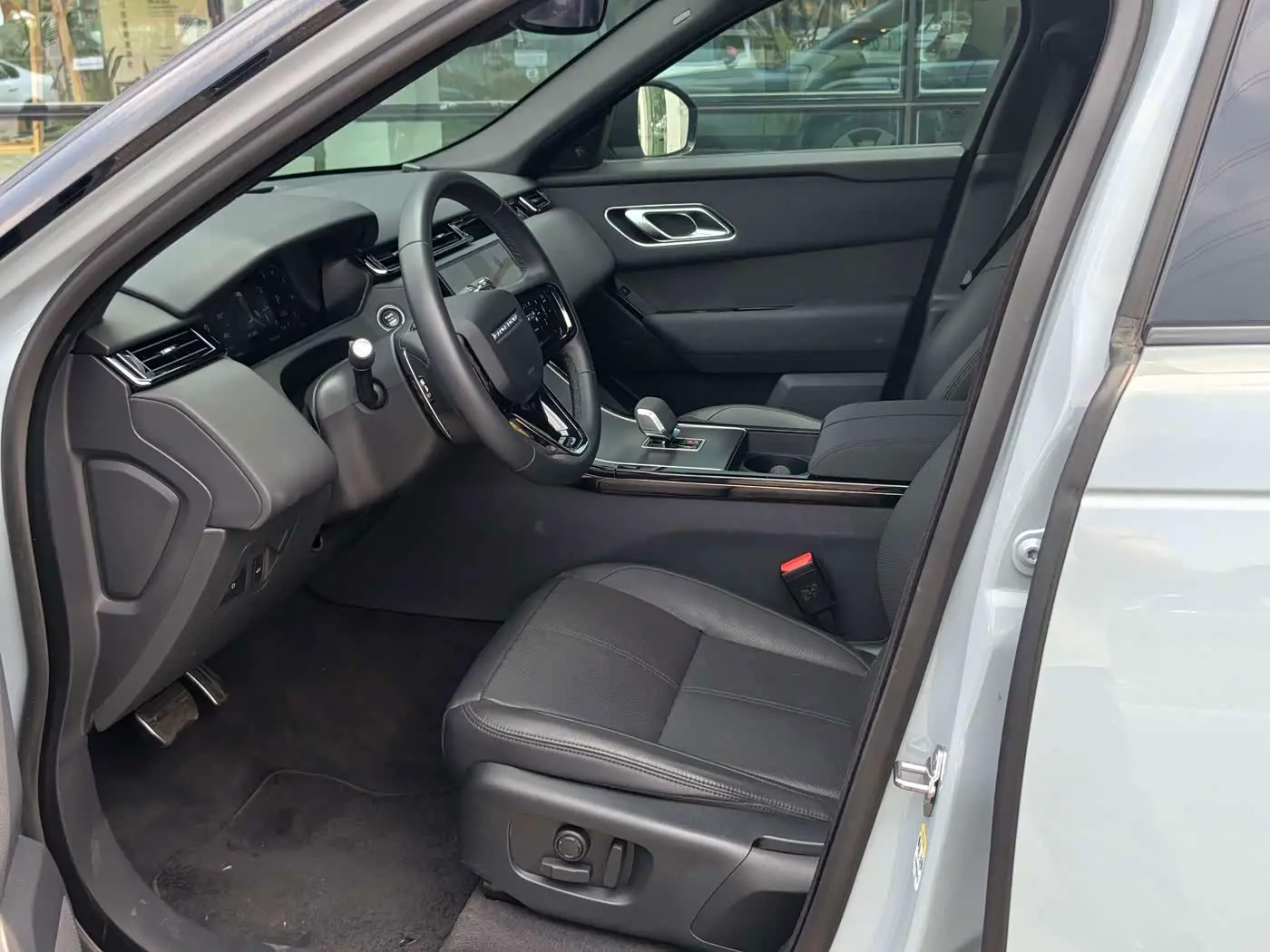 Land Rover Range Rover Velar 2023 — Photo 11/20