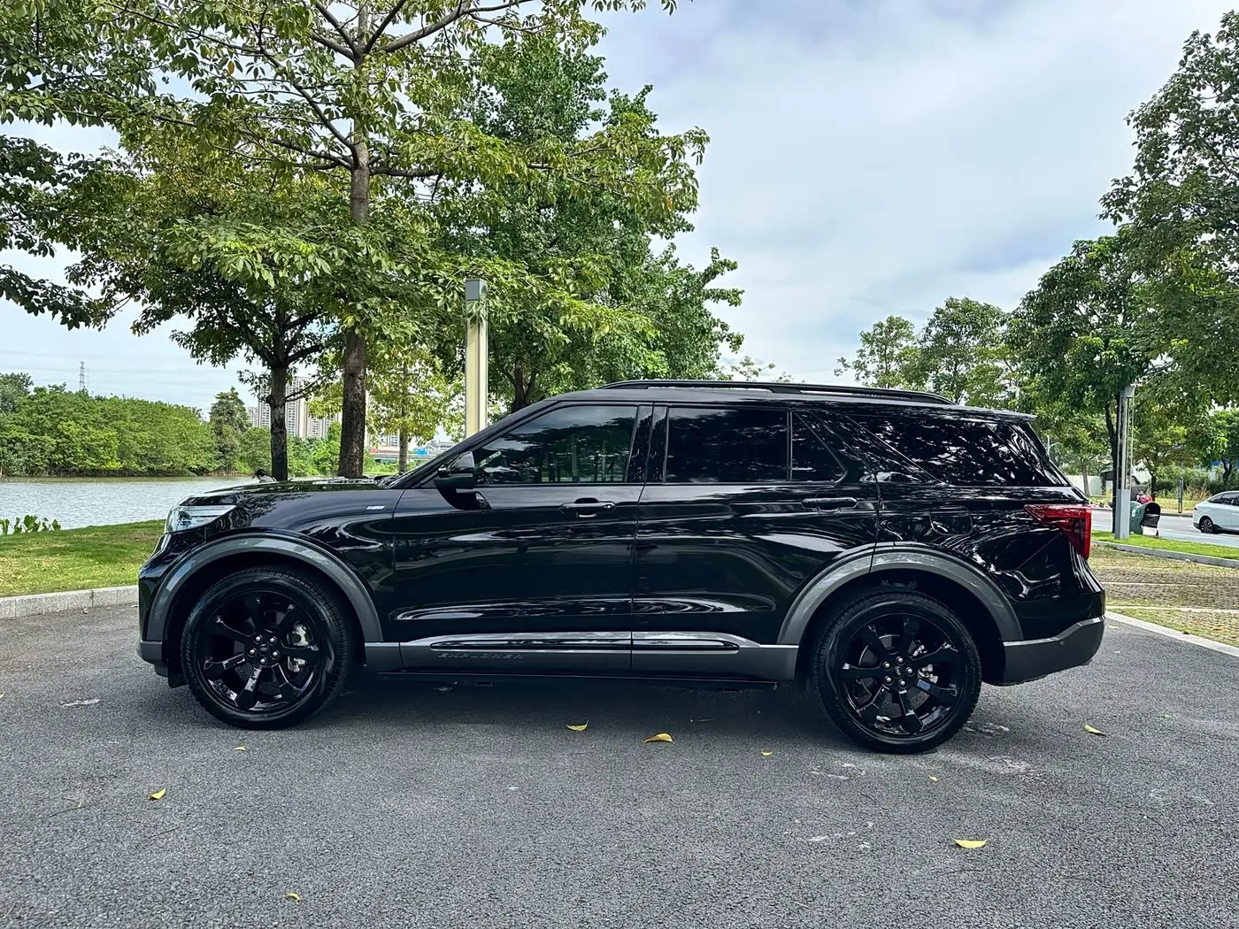 Ford Explorer 2021 — Photo 5/20