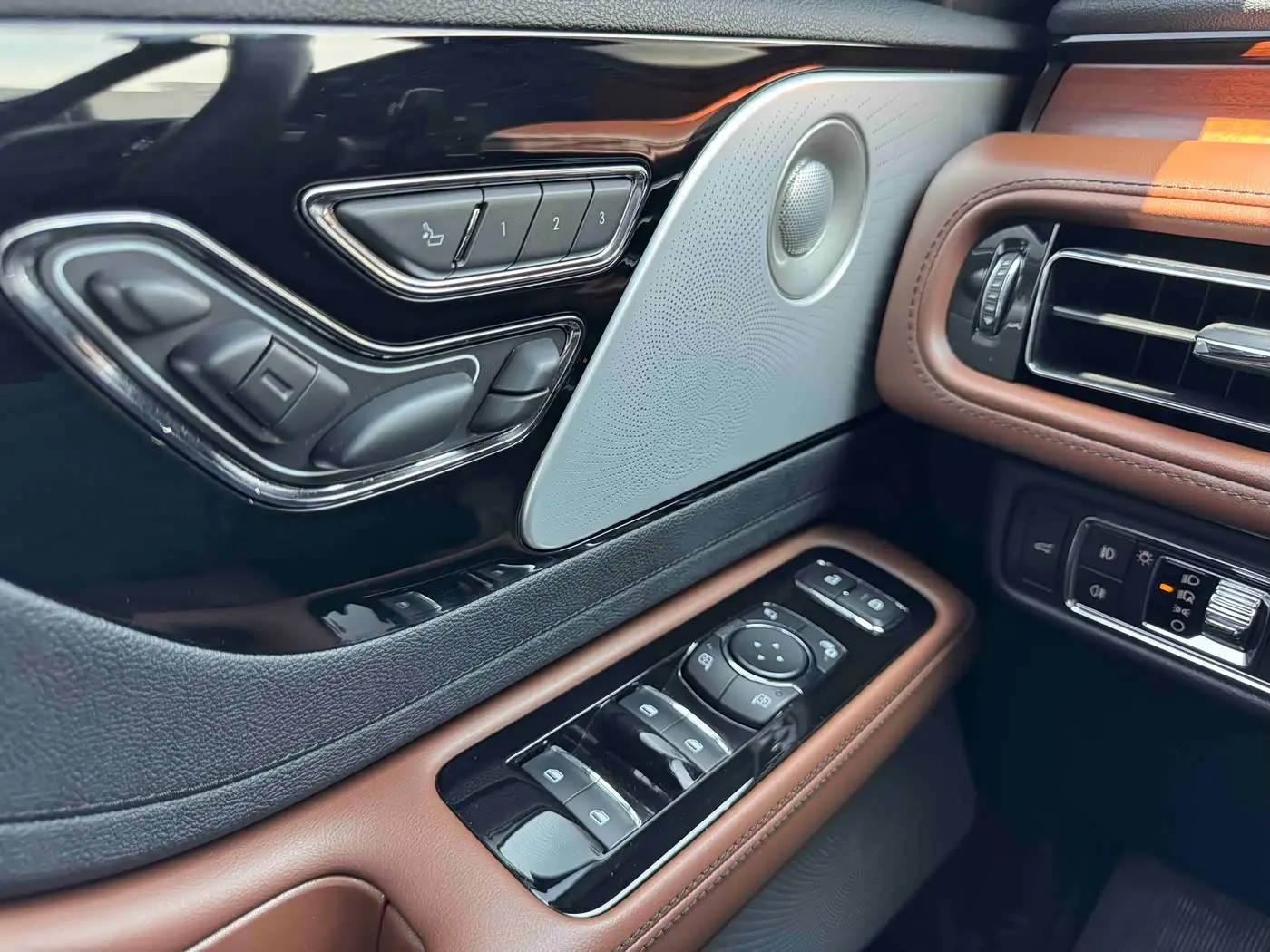 Lincoln Aviator 2021 — Photo 16/20