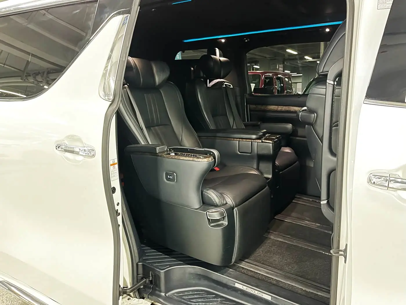 Toyota Alphard 2018 — Photo 14/17
