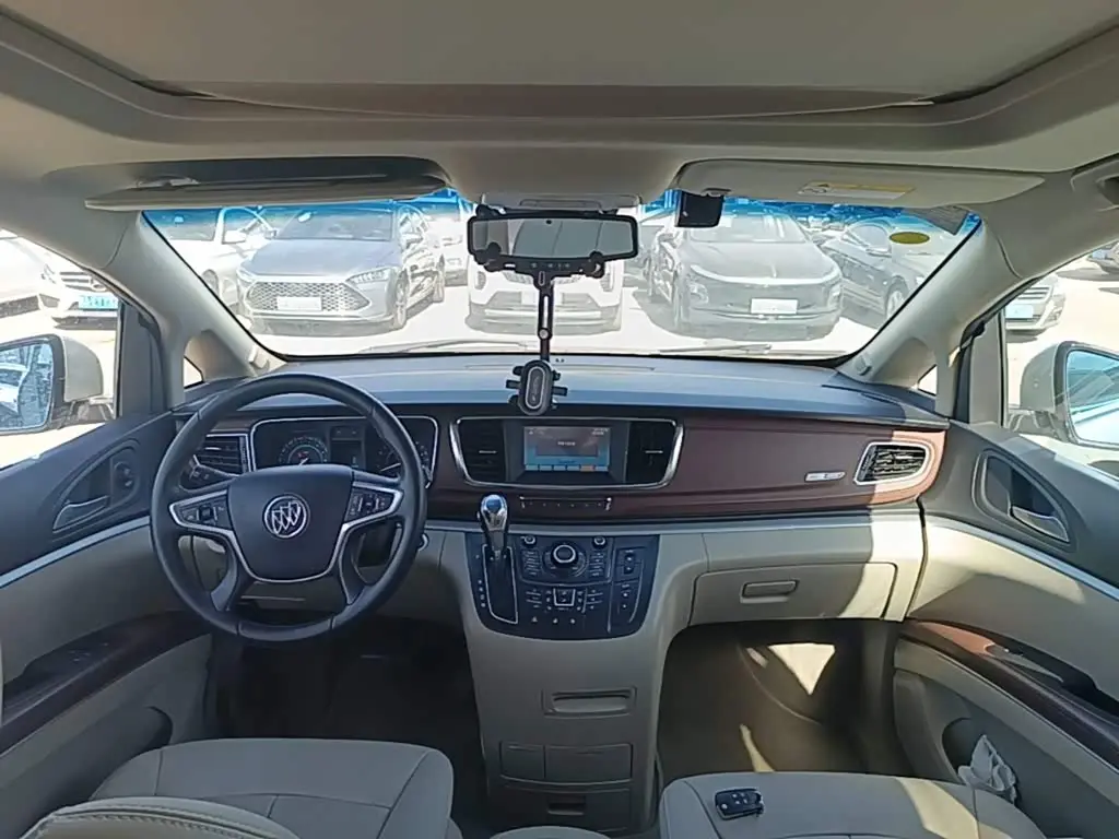 Buick GL8 2016 — Photo 9/19