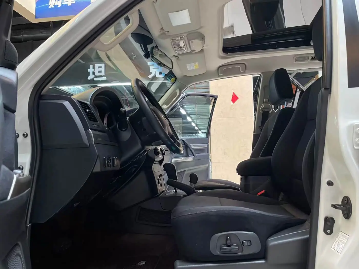 Mitsubishi Pajero 2017 — Photo 11/18