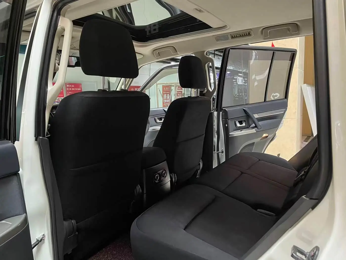 Mitsubishi Pajero 2017 — Photo 13/18