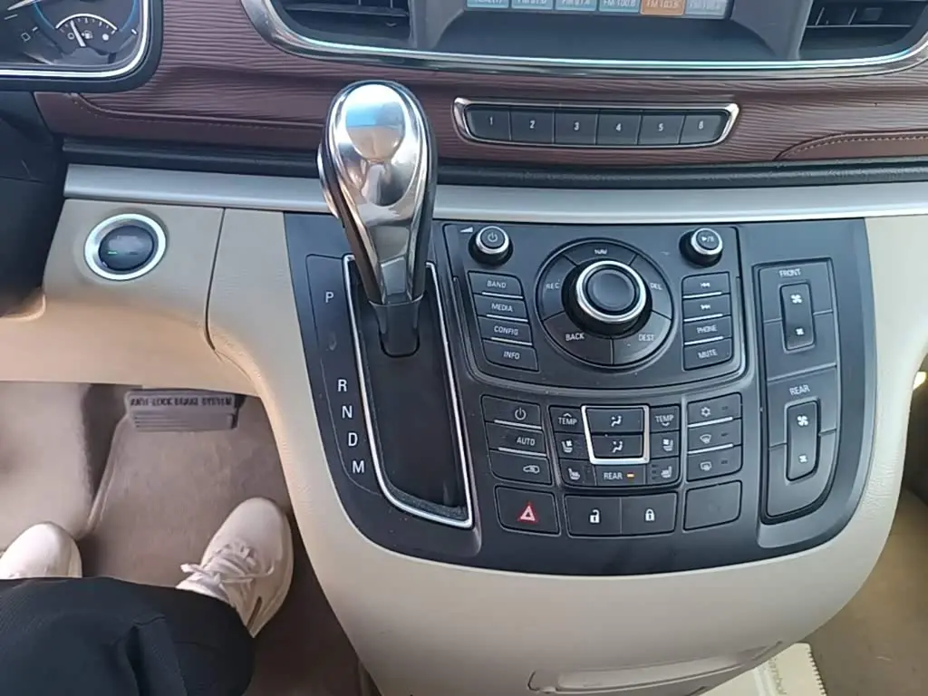Buick GL8 2016 — Photo 13/19