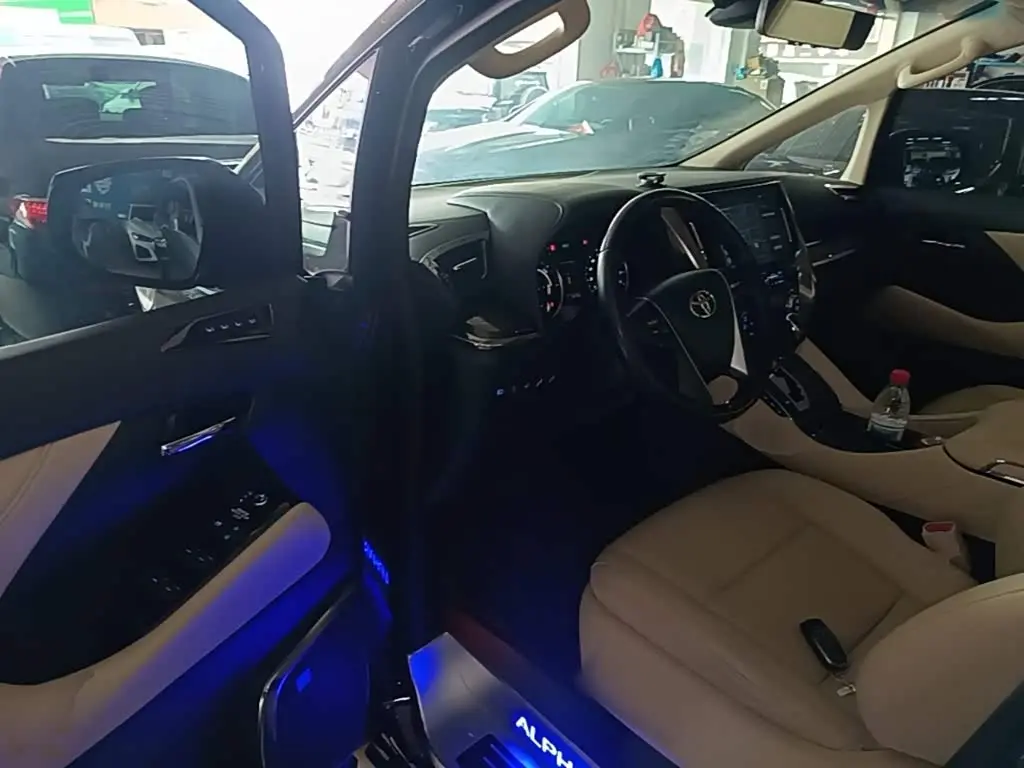 Toyota Alphard 2022 — Photo 15/19