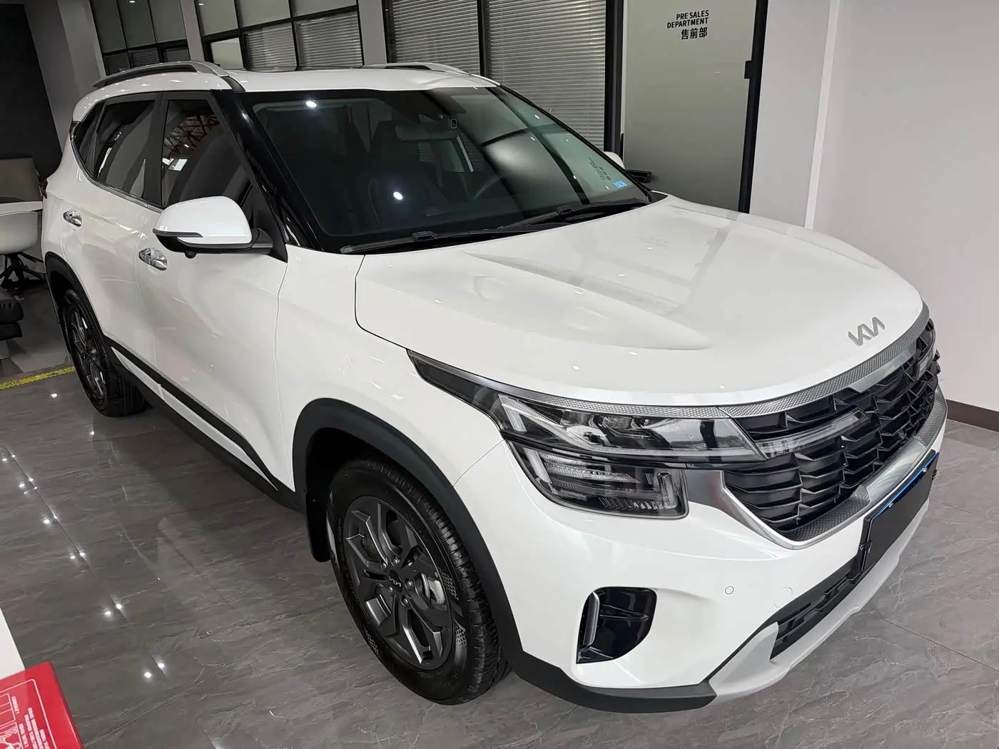 Kia Seltos 2023 — Photo 2/20