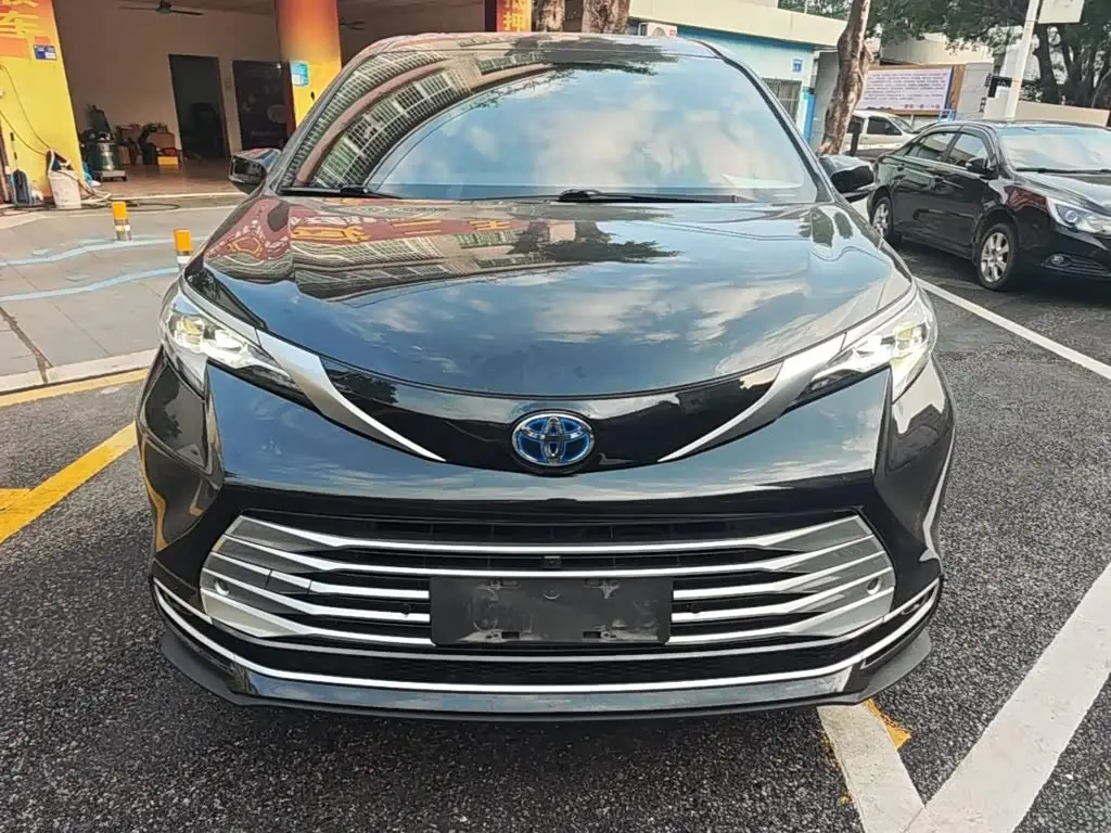 Toyota Sienna 2022 — Photo 2/19
