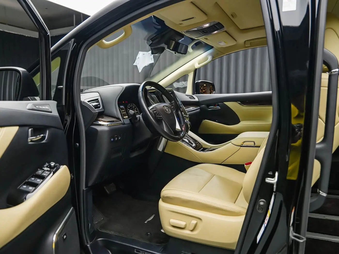 Toyota Alphard 2019 — Photo 18/20