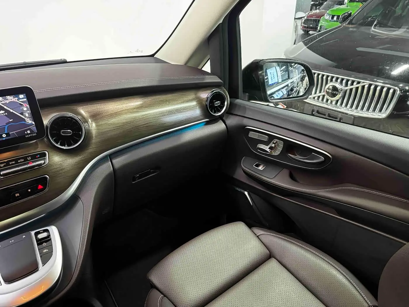 Mercedes-Benz V-Class 2023 — Photo 19/20