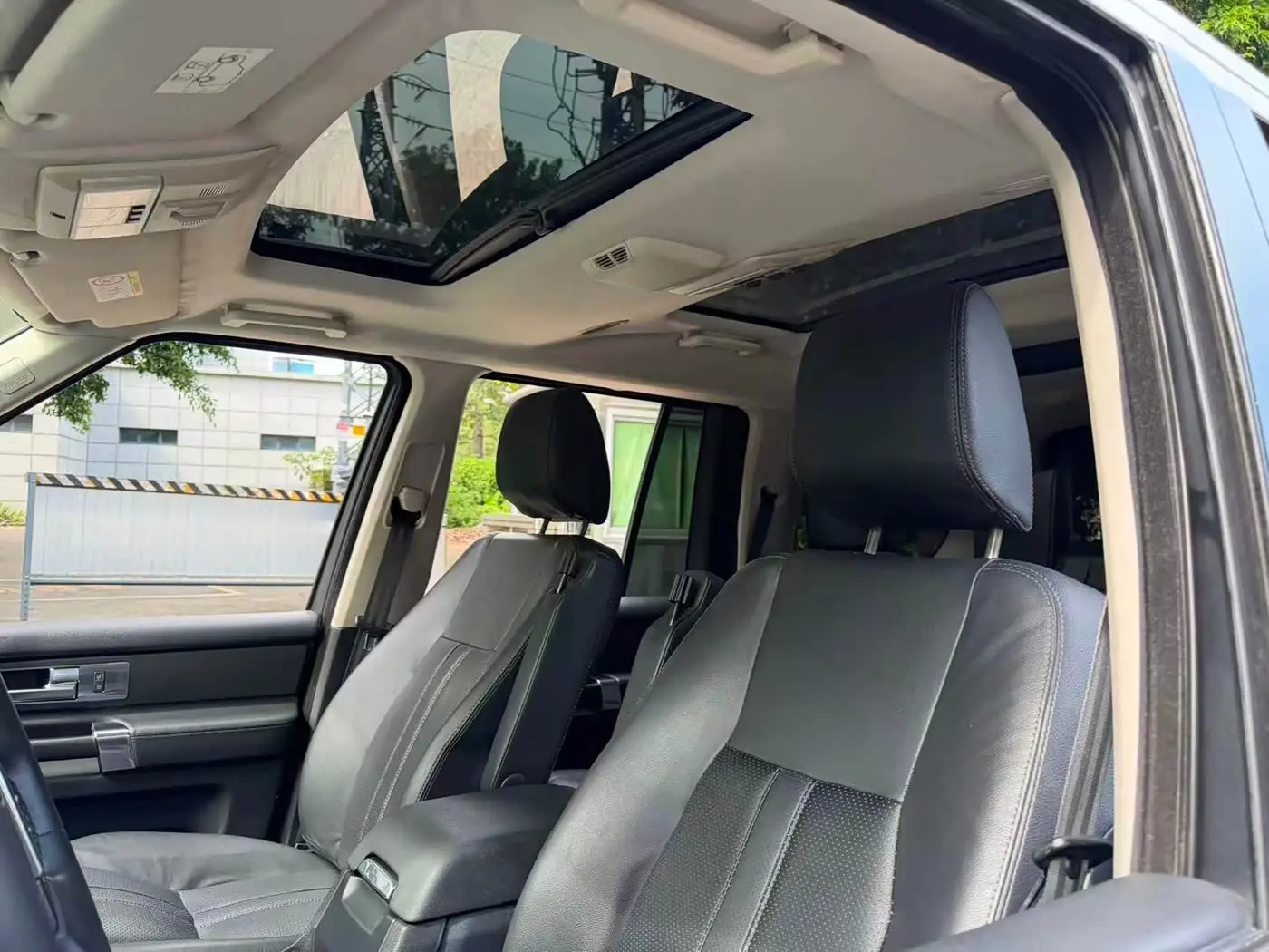 Land Rover Discovery 2016 — Photo 11/13