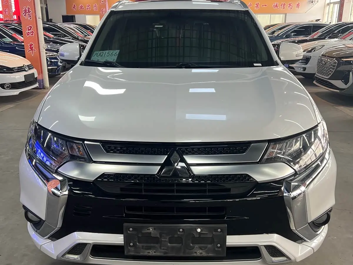 Mitsubishi Outlander 2021 — Photo 2/19