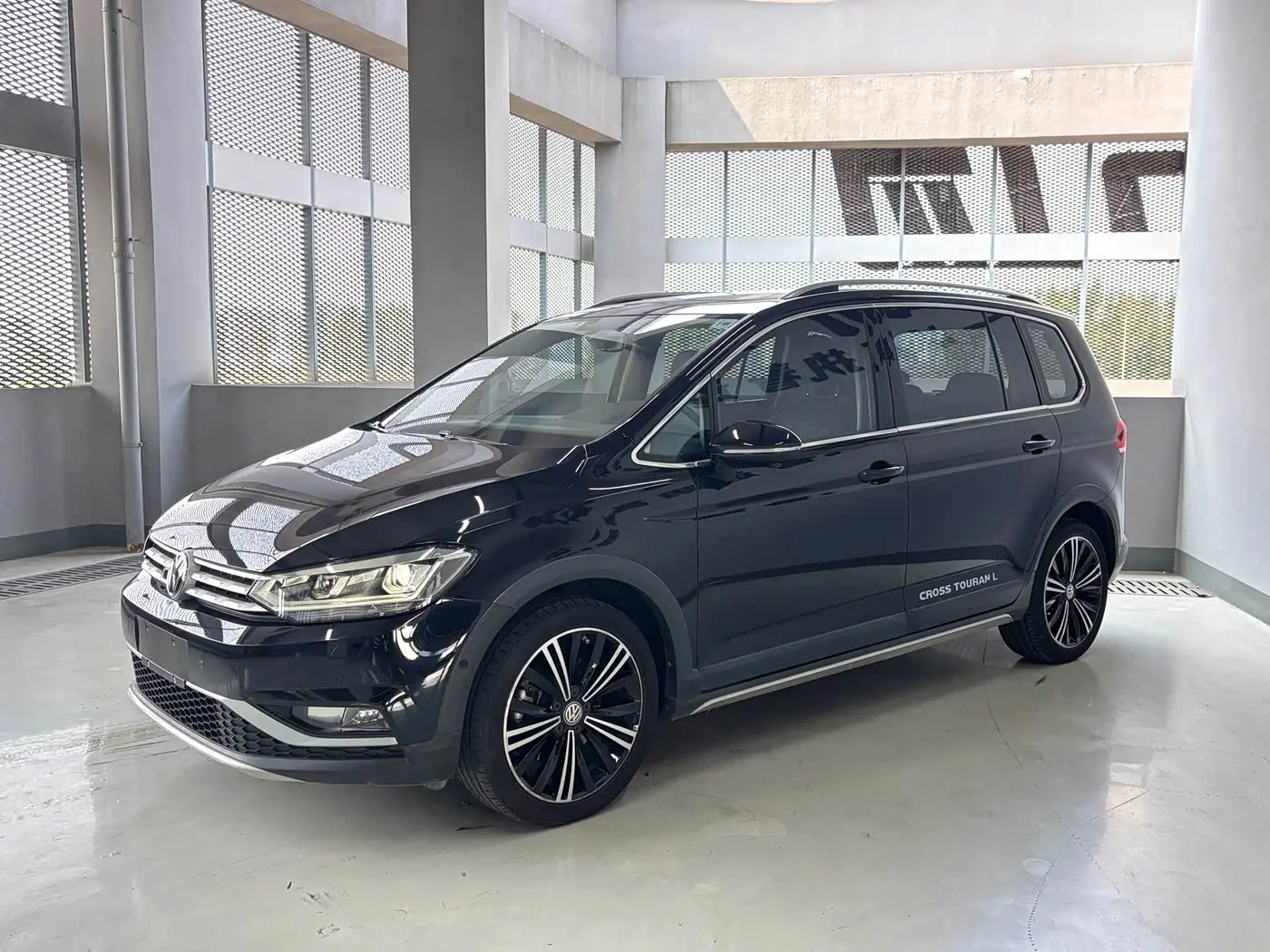 Volkswagen Touran 2019 — Photo 1/16