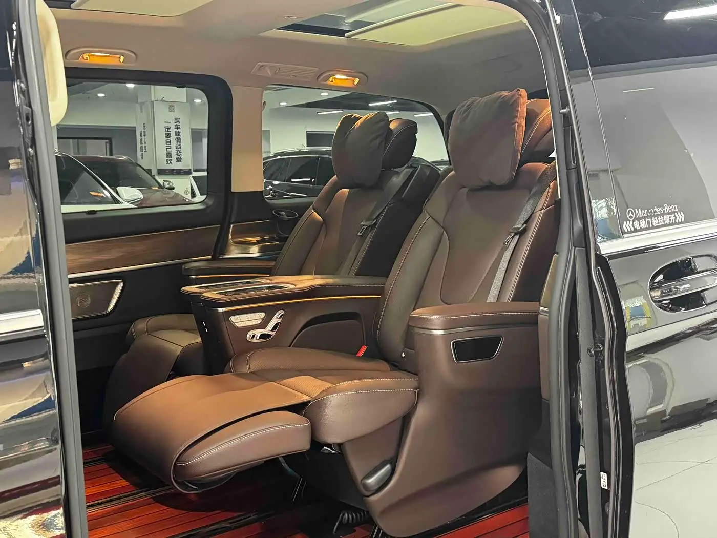 Mercedes-Benz V-Class 2023 — Photo 15/20