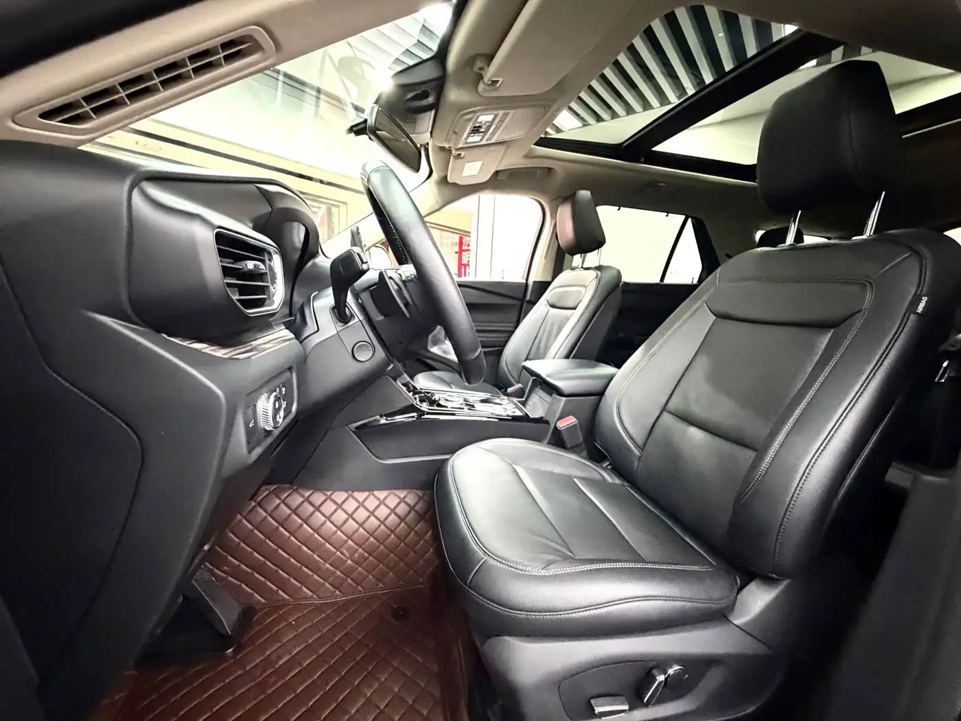 Ford Explorer 2022 — Photo 6/15