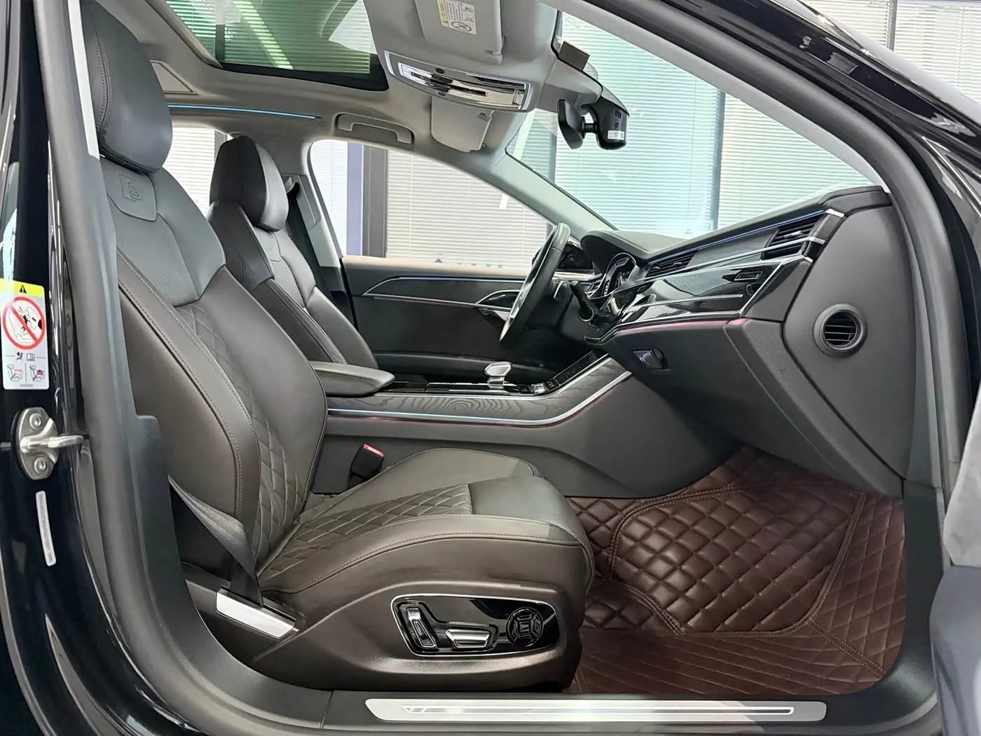Audi A8 2021 — Photo 8/17
