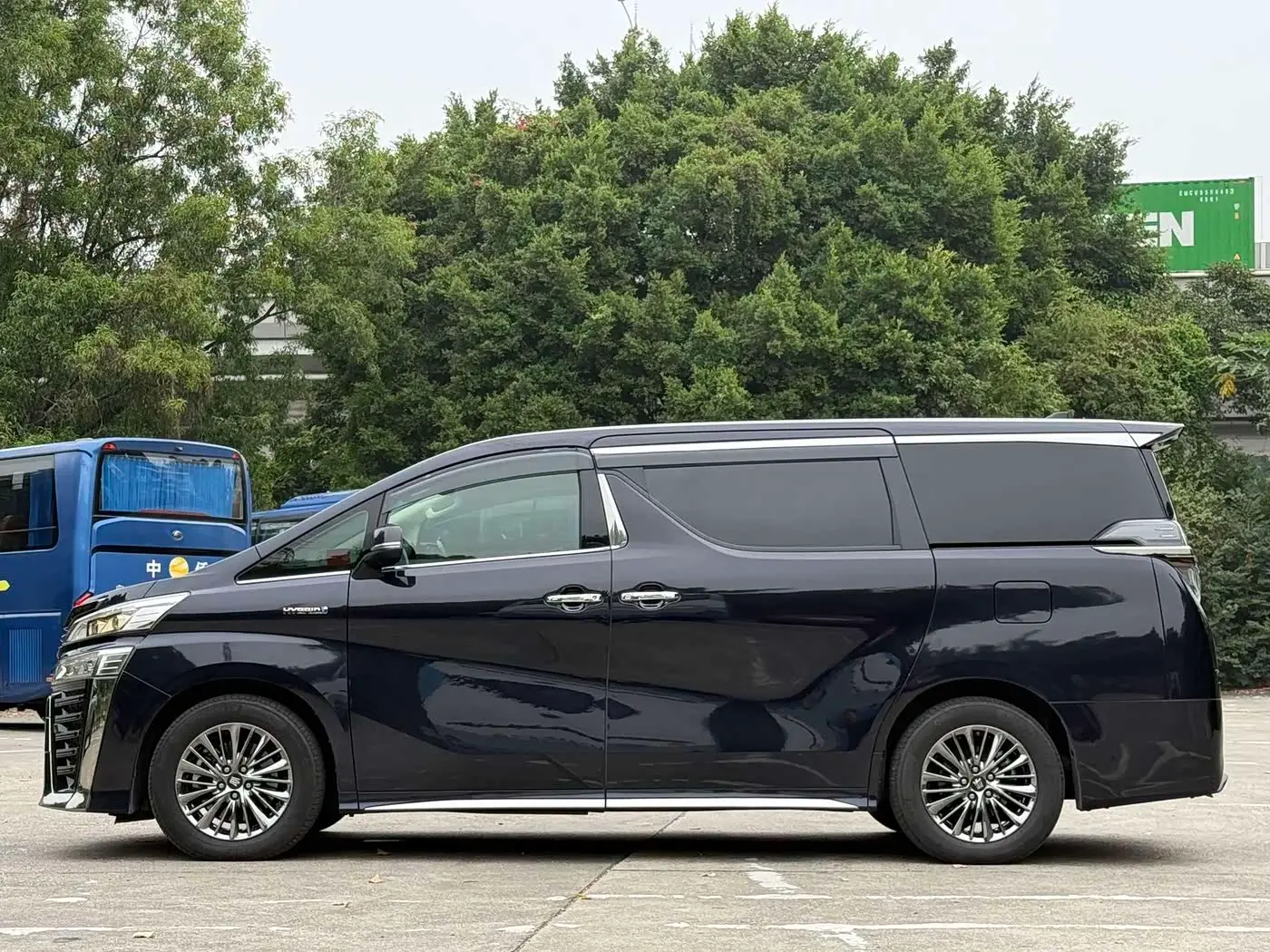 Toyota Vellfire 2023 — Photo 17/20