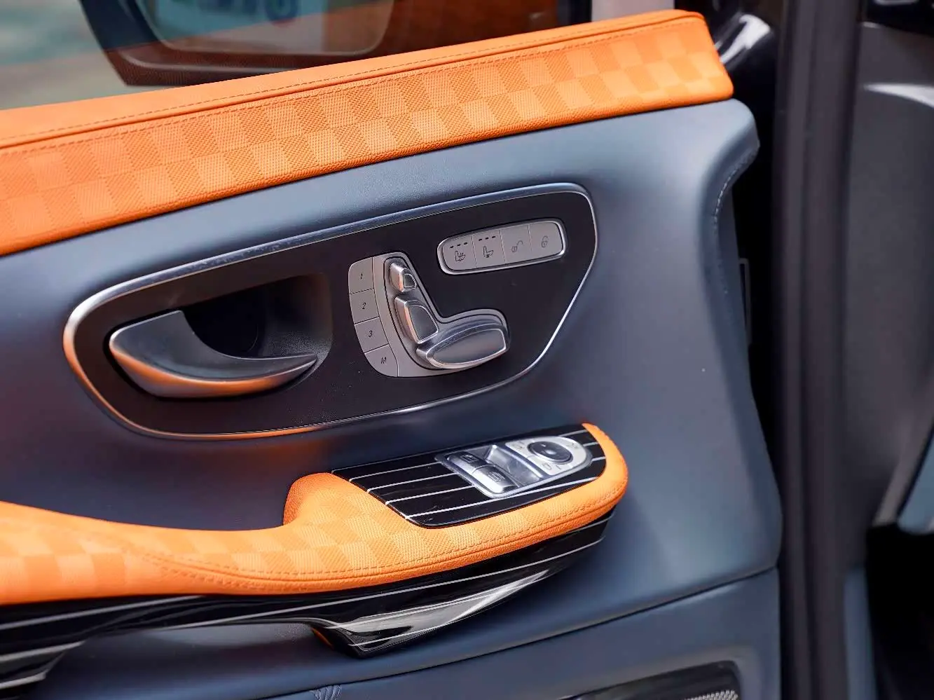 Mercedes-Benz V-Class 2024 — Photo 16/20