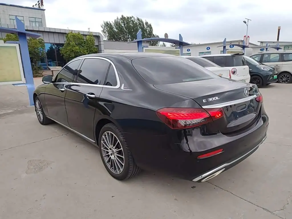Mercedes-Benz E-Class 2022 — Photo 4/19