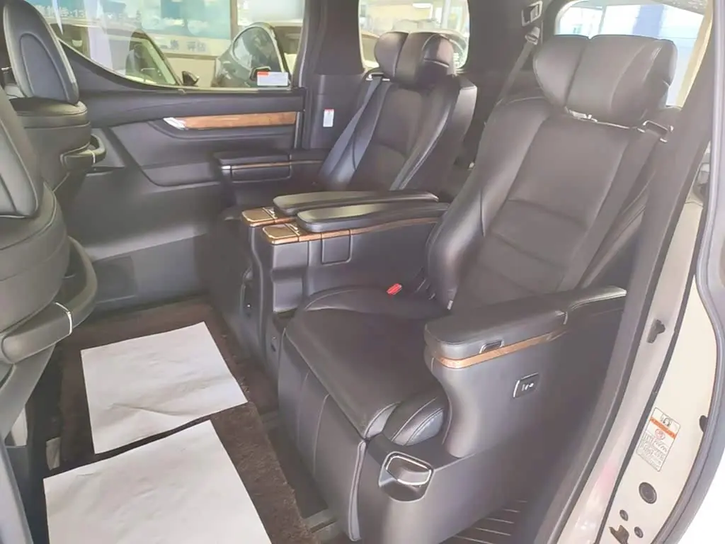 Toyota Alphard 2018 — Photo 14/20
