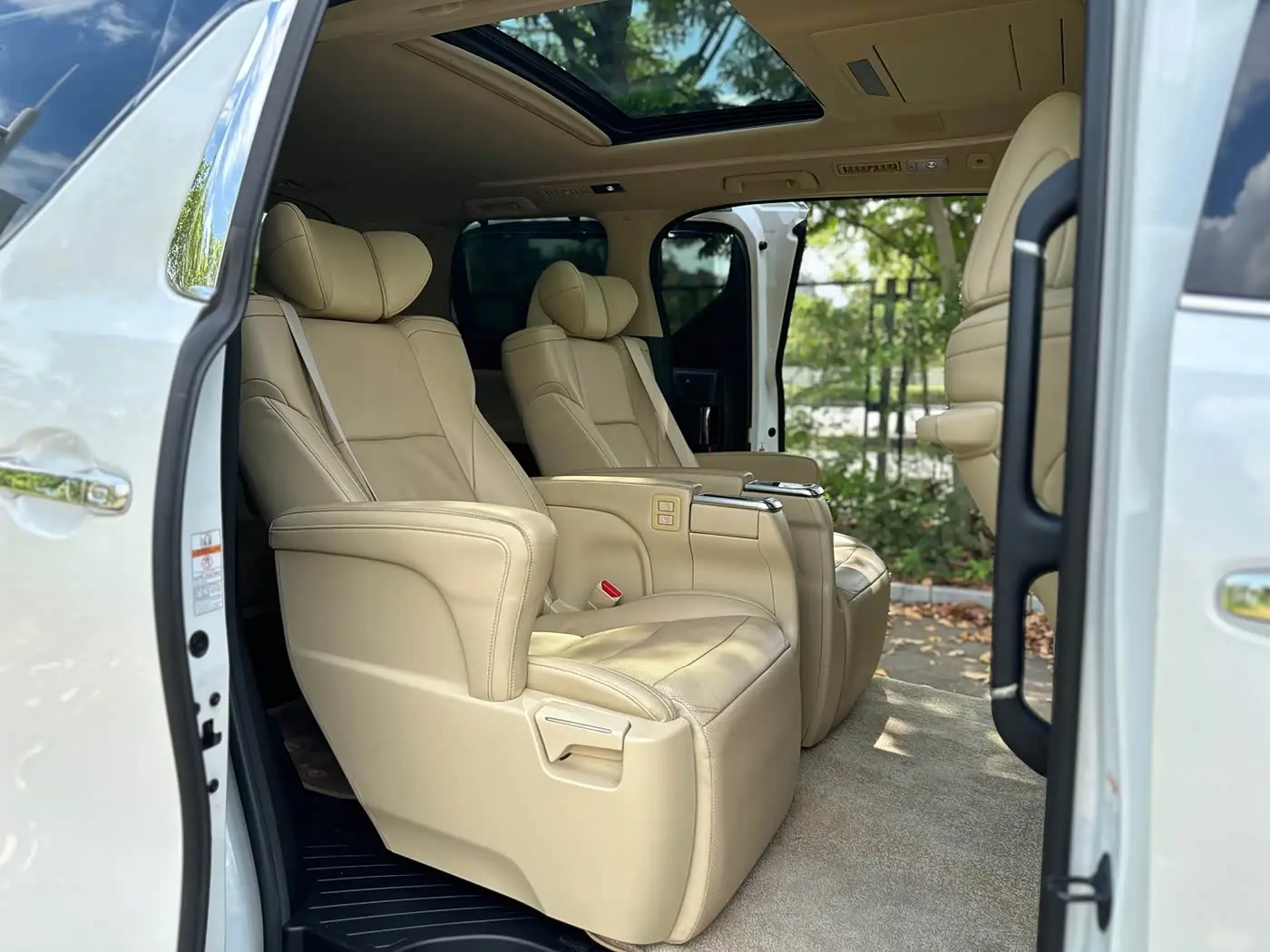 Toyota Alphard 2017 — Photo 11/19
