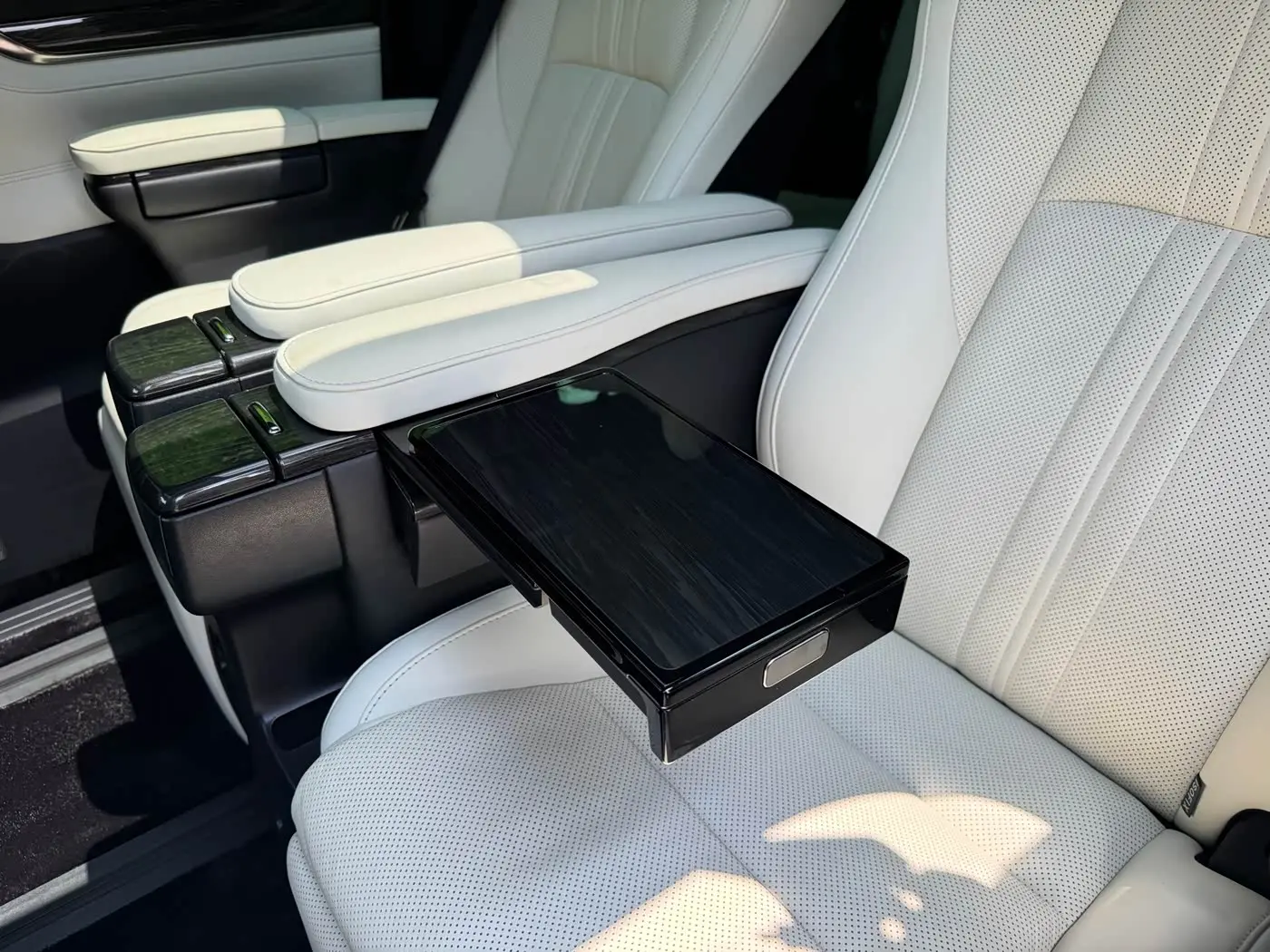 Lexus LM 2023 — Photo 10/18