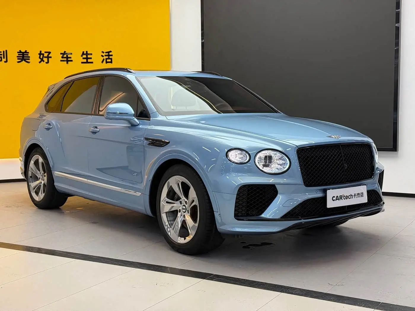 Bentley Bentayga 2021 — Фото 3/20