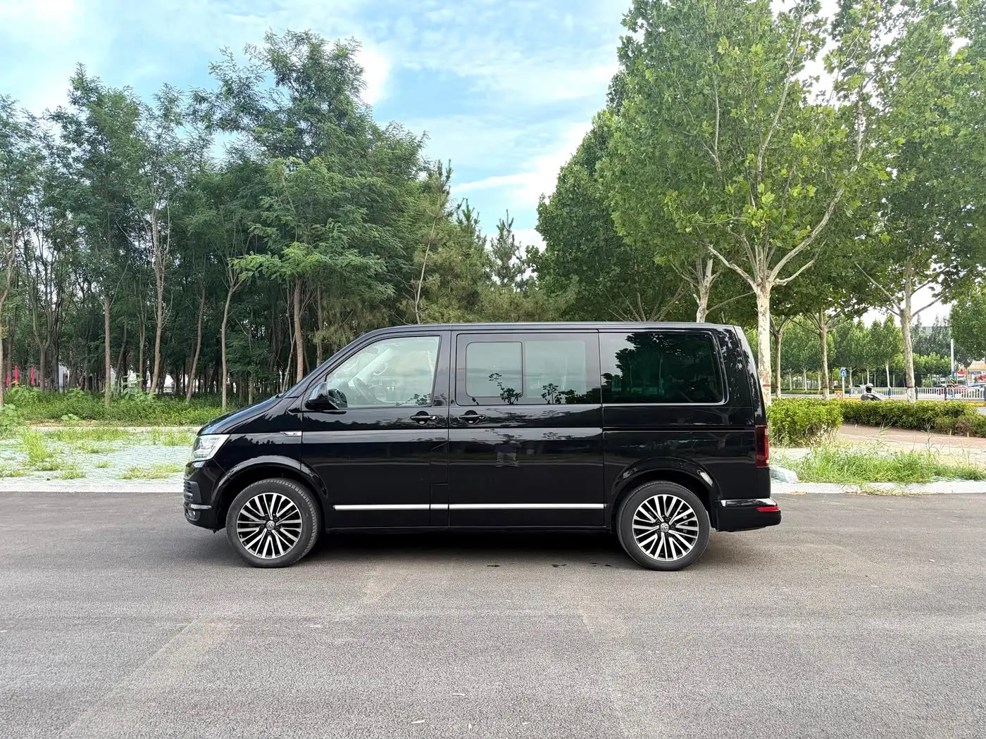 Volkswagen Multivan 2019 — Фото 3/20