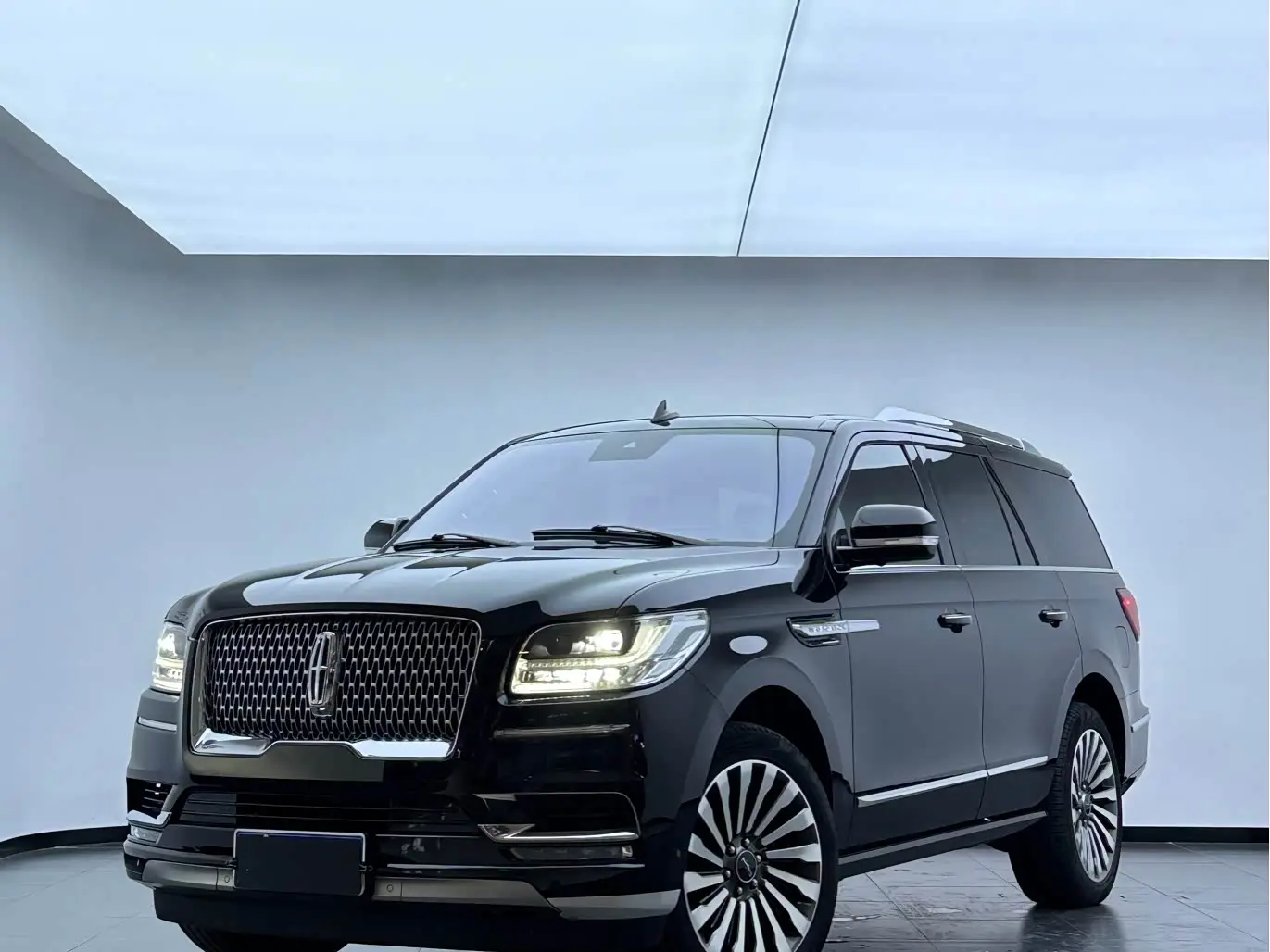 Lincoln Navigator 2021 — Photo 1/9