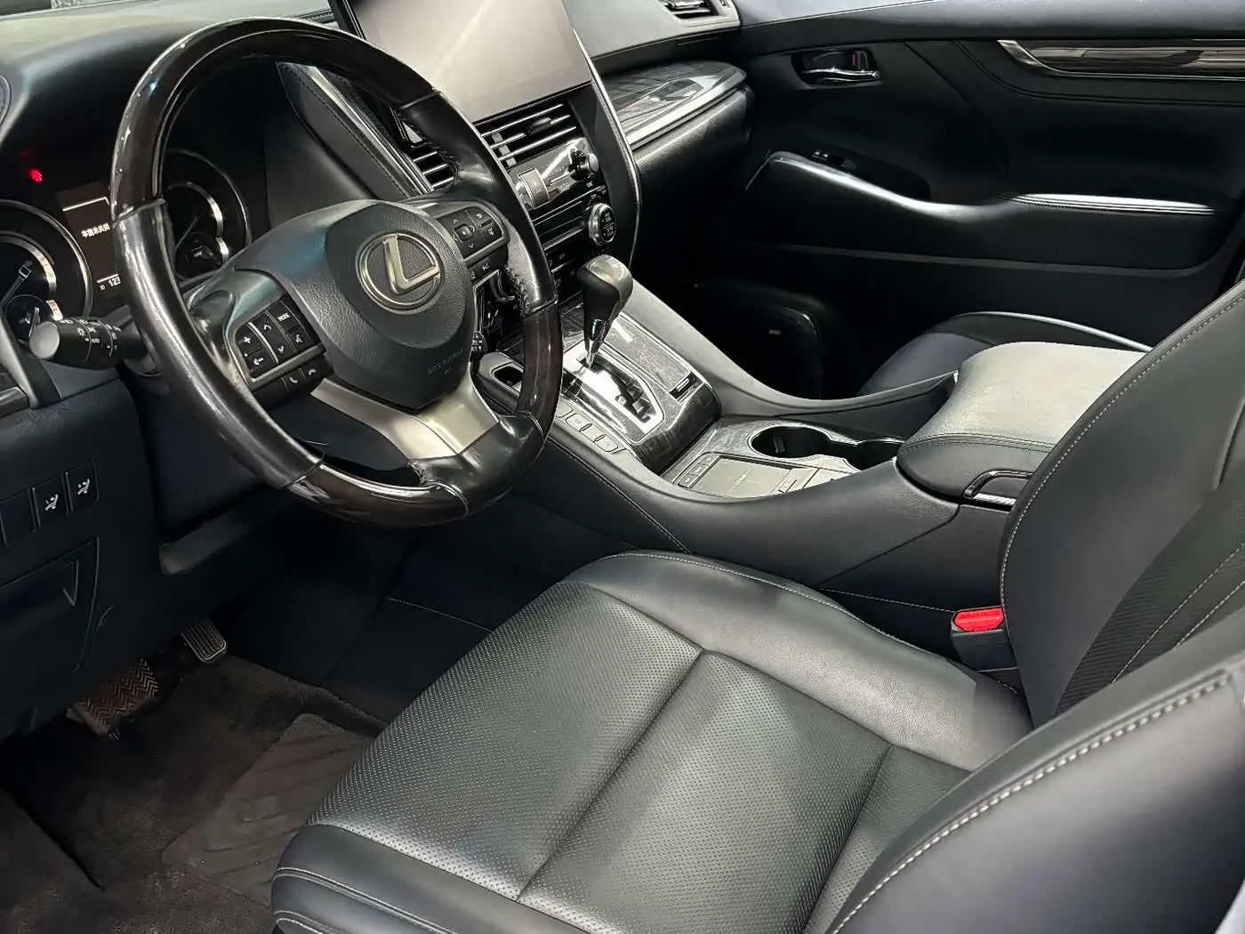 Lexus LM 2022 — Photo 8/15
