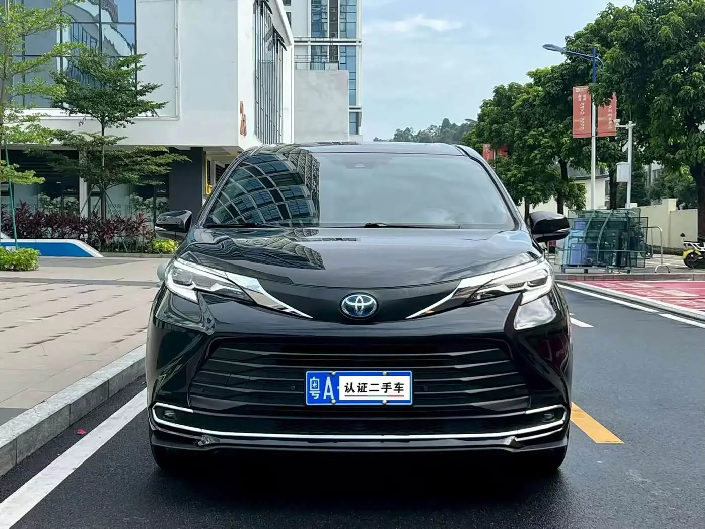 Toyota Sienna 2023 — Photo 2/10