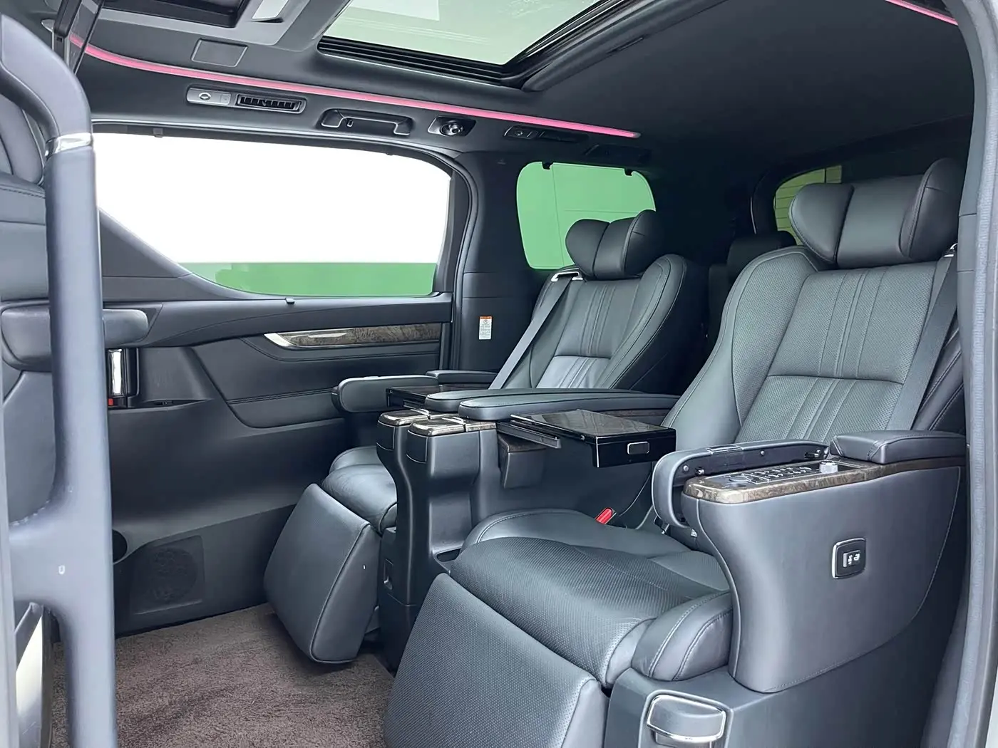 Toyota Alphard 2022 — Photo 7/12
