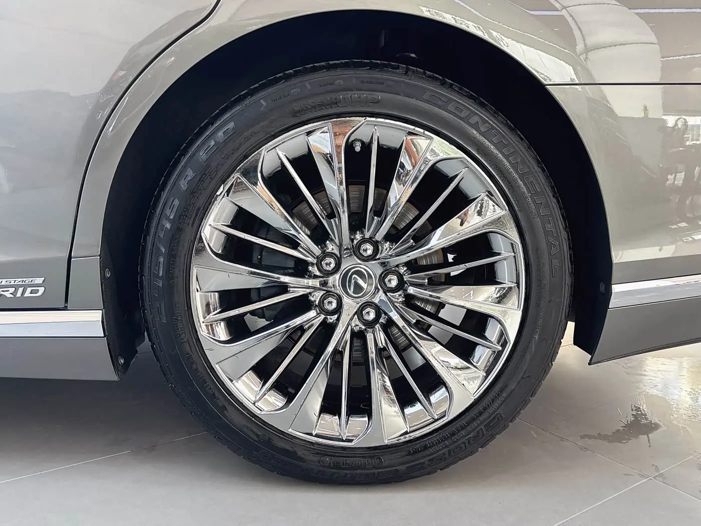Lexus LS 2019 — Photo 18/20
