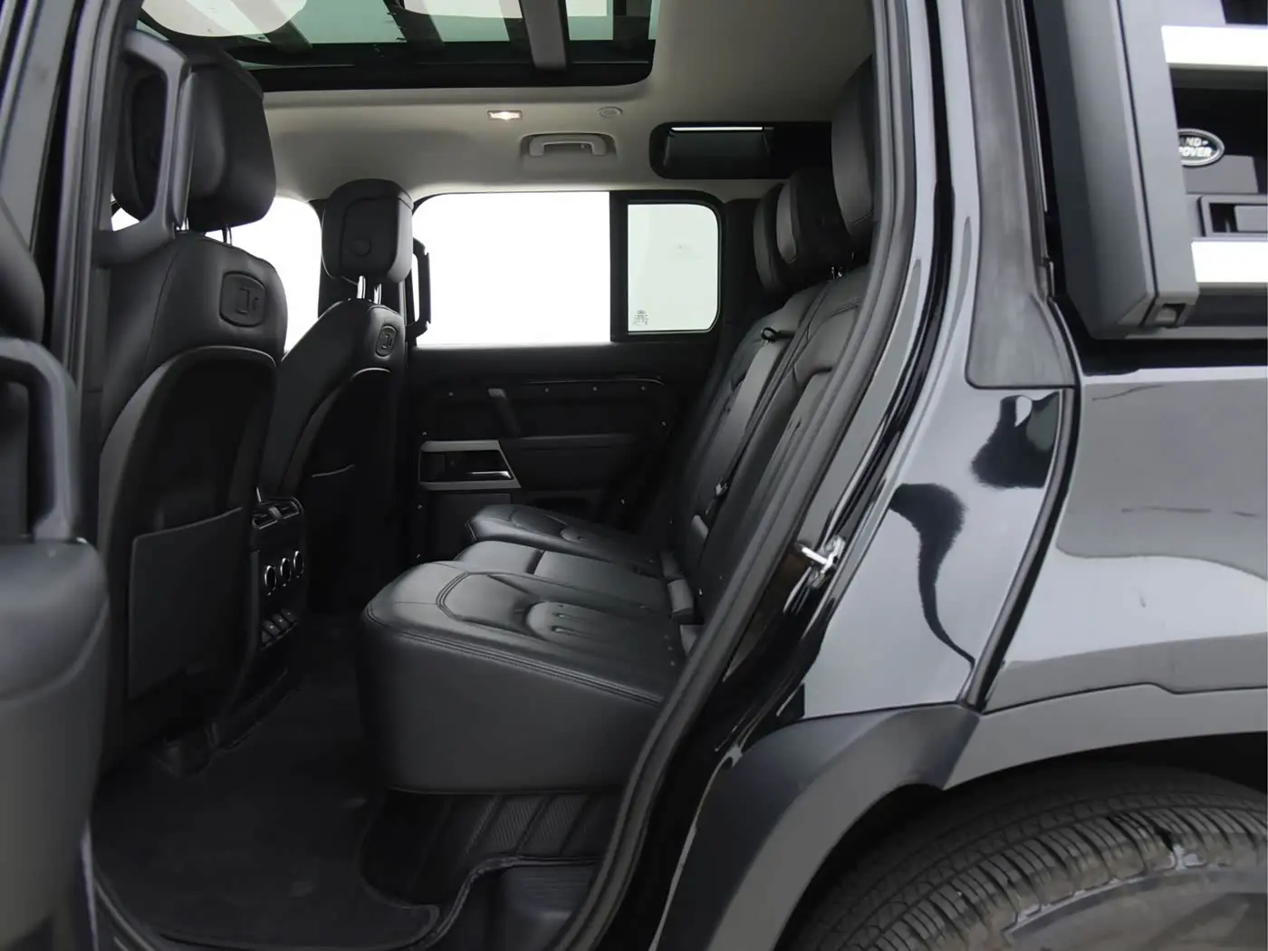 Land Rover Defender 2020 — Фото 13/20