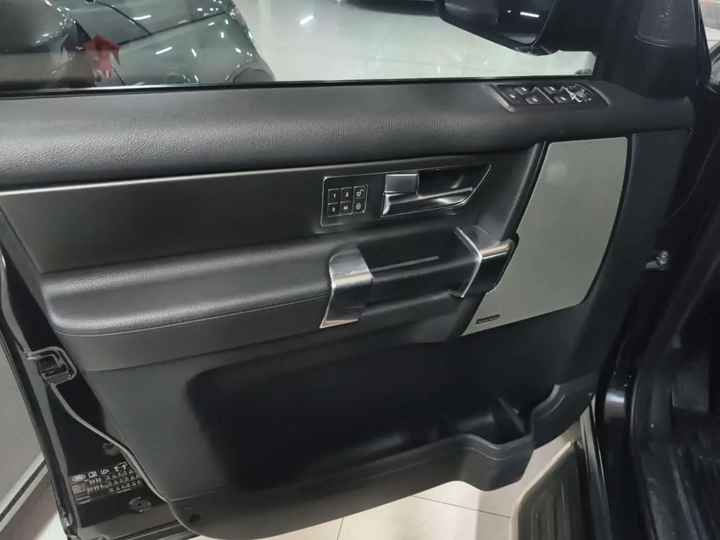 Land Rover Discovery 2014 — Photo 13/19