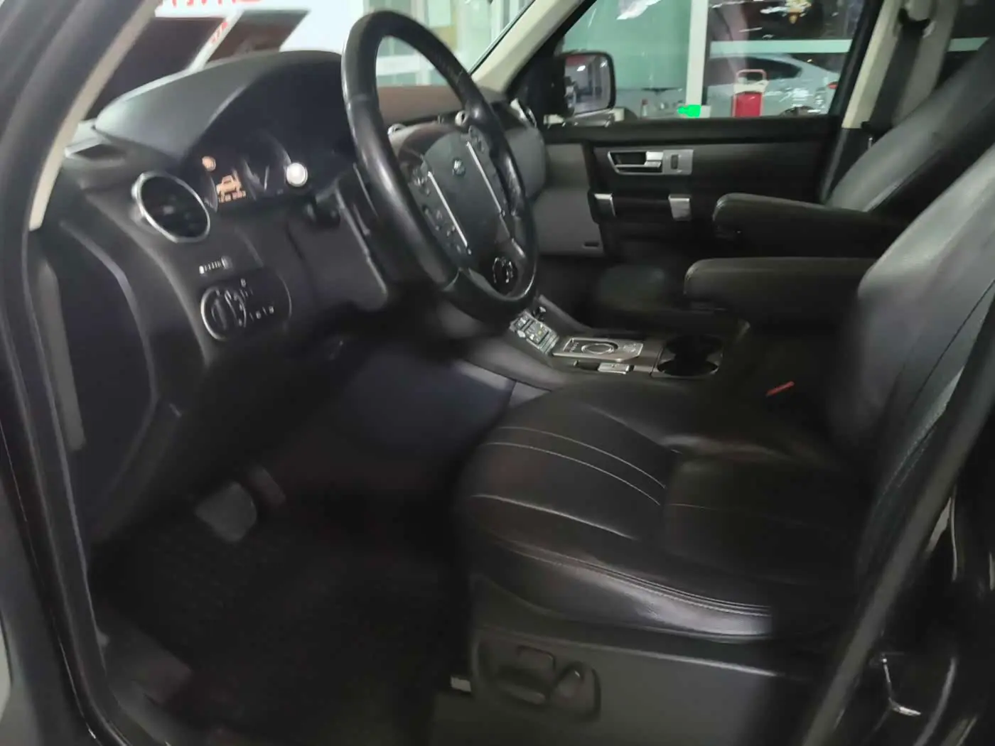Land Rover Discovery 2014 — Photo 14/19