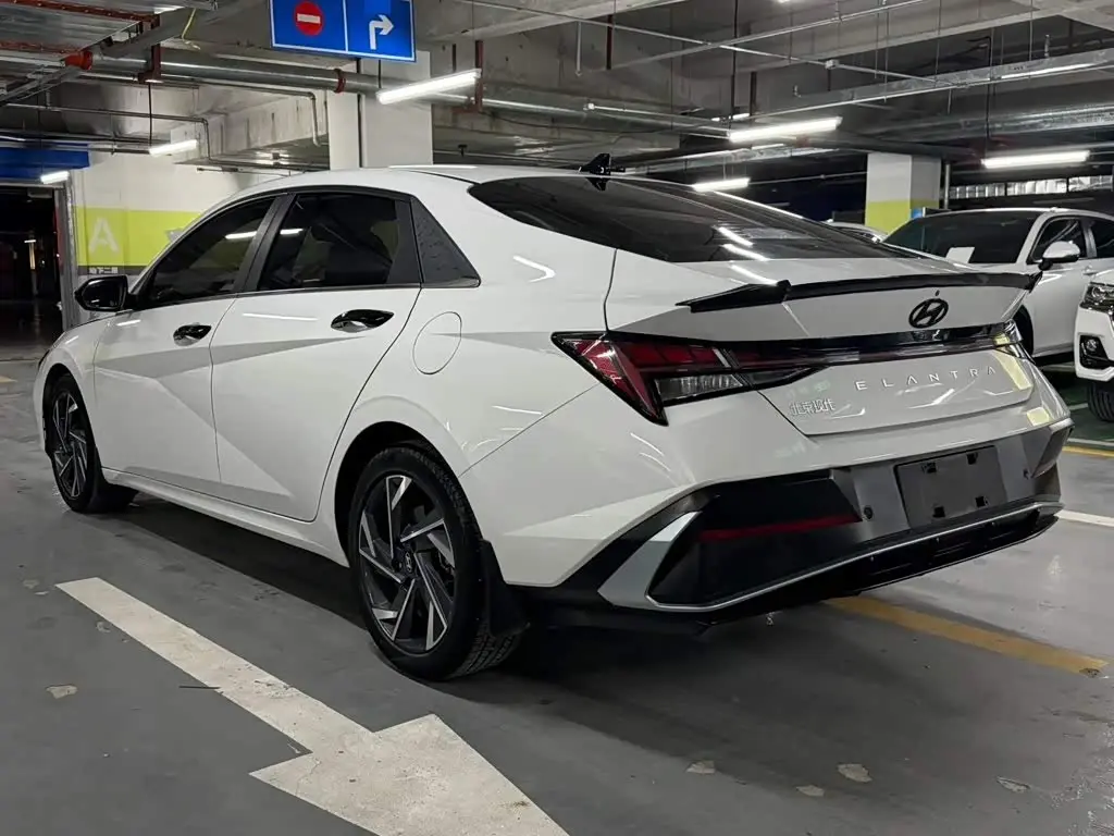 Hyundai Elantra 2023 — Photo 6/15