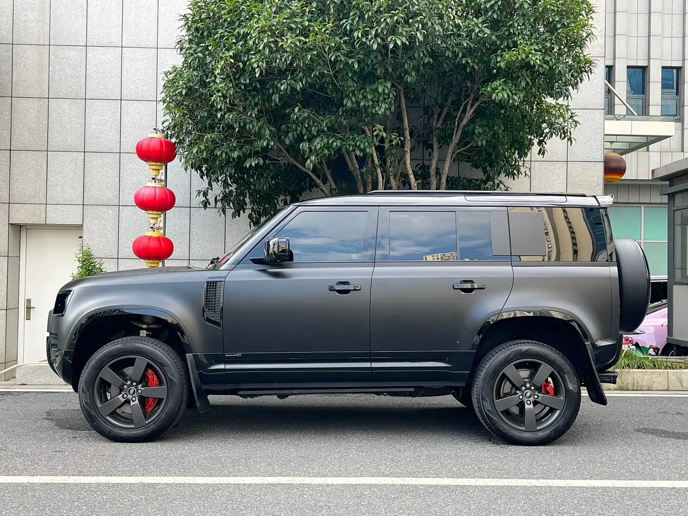 Land Rover Defender 2025 — Photo 16/17