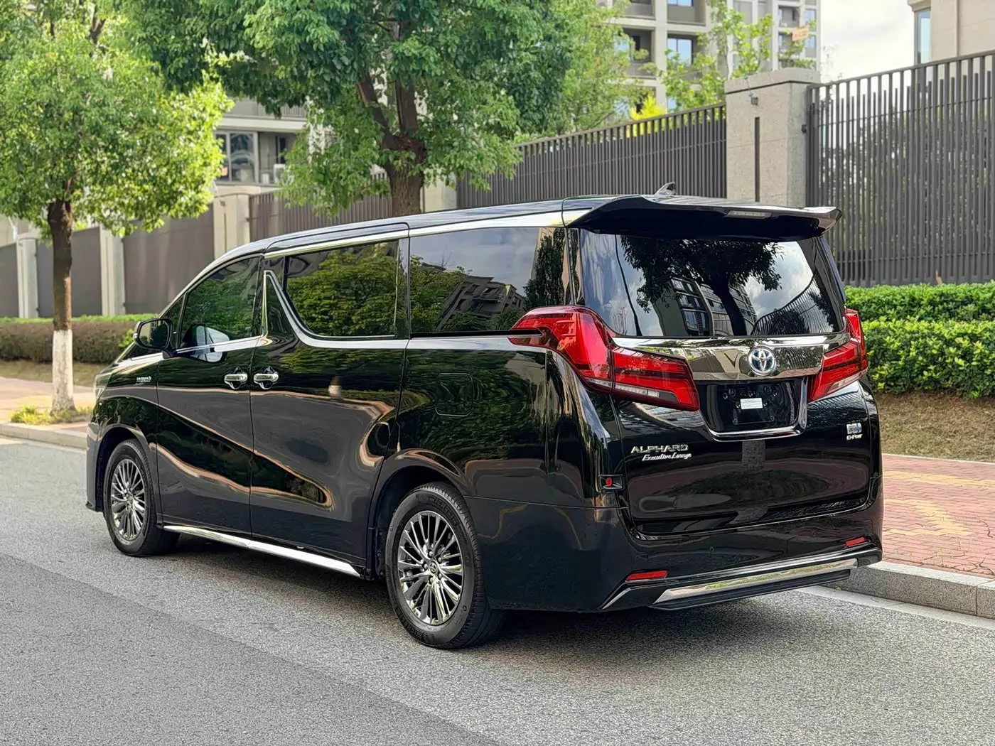 Toyota Alphard 2023 — Photo 17/17