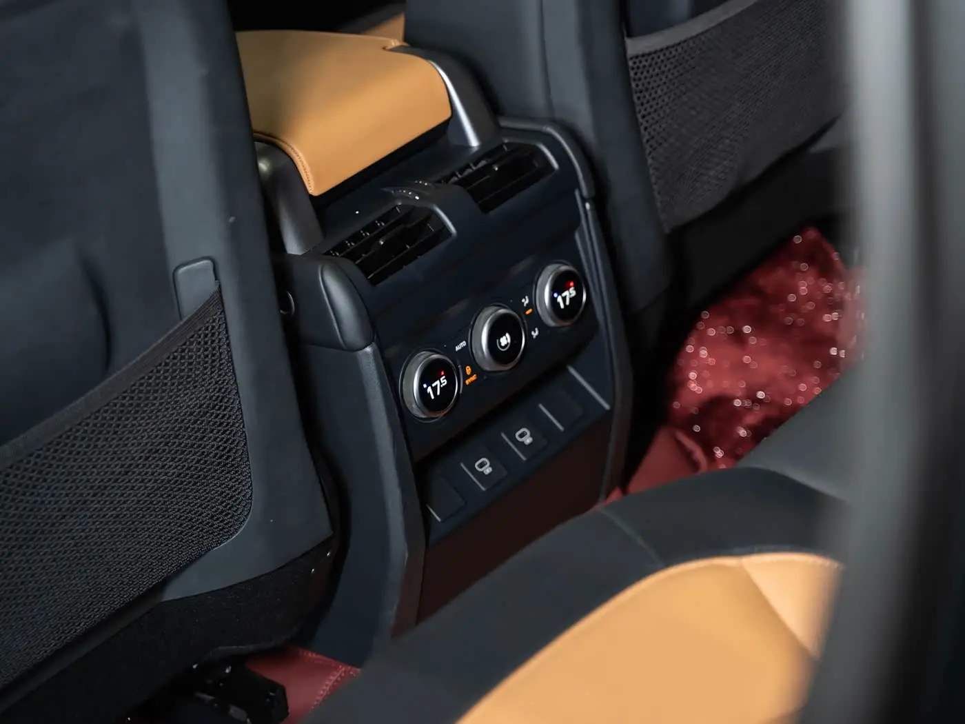 Land Rover Defender 2023 — Photo 18/20