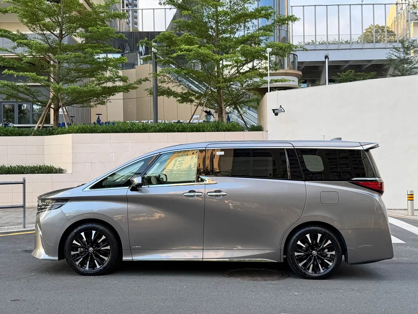 Toyota Alphard 2023 — Photo 15/19