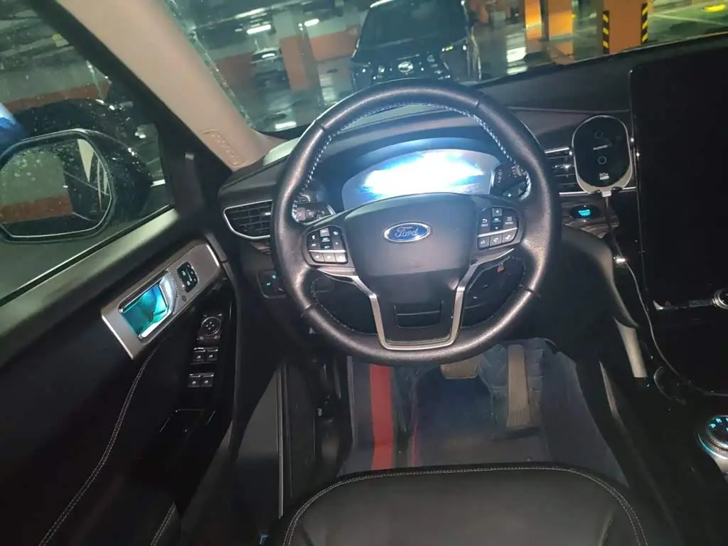 Ford Explorer 2021 — Photo 6/20