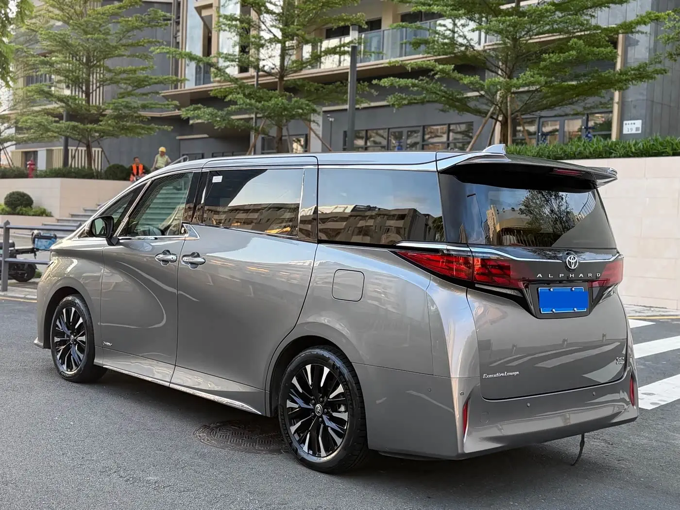 Toyota Alphard 2023 — Photo 17/19