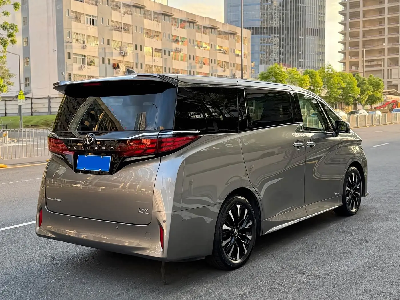 Toyota Alphard 2023 — Photo 18/19