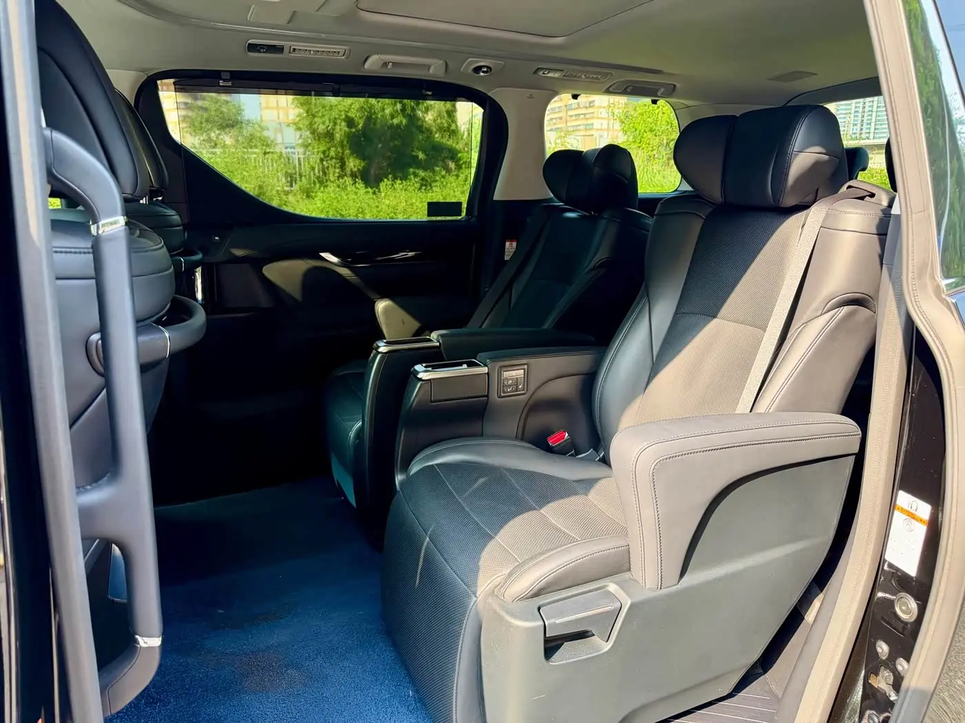 Toyota Vellfire 2022 — Photo 10/17