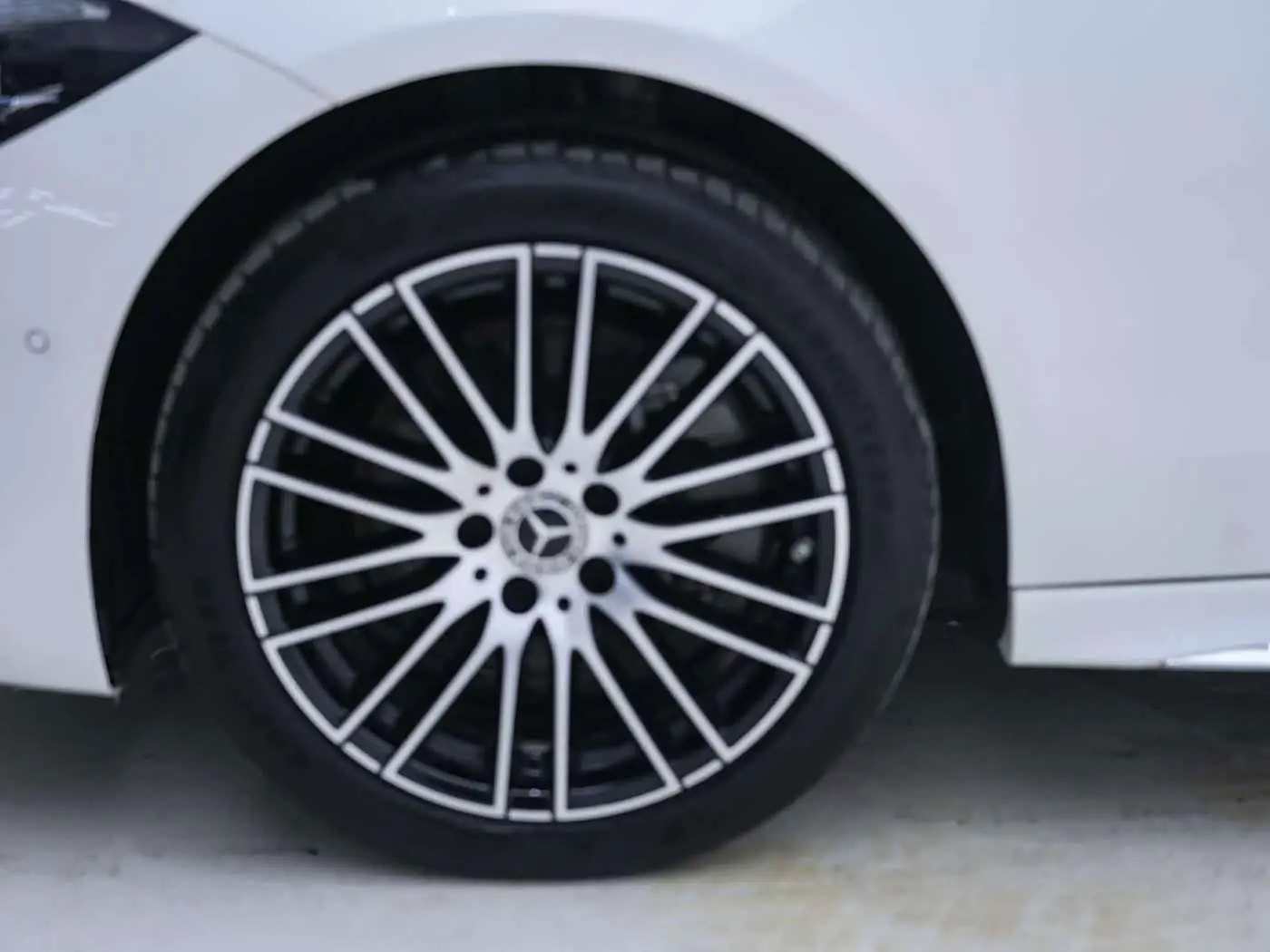 Mercedes-Benz C-Class 2024 — Photo 8/20